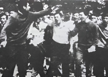 Bir çocuk ilgi bekliyor, ona istediğini verelim