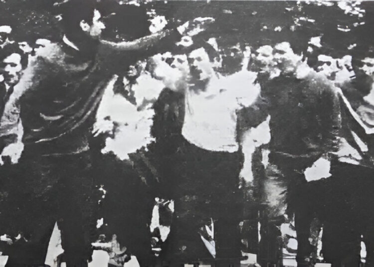 Bir çocuk ilgi bekliyor, ona istediğini verelim